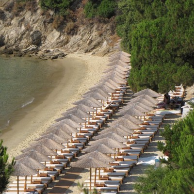 Private and quiet and excellent service just under the villa! Ampelakia beach